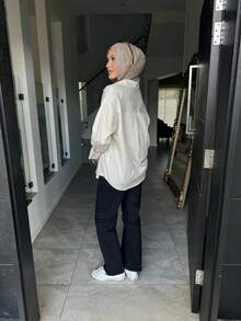 Camicetta da ufficio asimmetrica/asimmetrica con bottoni frontali in colore unito - Bianco e nero - Visualizzare 2