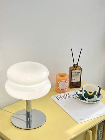 1 st modern Hamburg-bordslampa i nordisk stil. USB-driven design för bekväm och praktisk användning, med LED-belysning, perfekt lämpad för loungeområden, barer eller matsalar. Idealisk för dekorativ belysning i sovrum, sängbord eller vardagsrum.