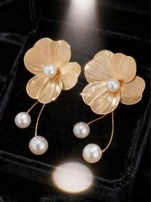 1PC 18K Gold-Plated Flower Tassel Drop Pearl Earrings, Ideal For Modern Women-From Office Ladies To Delicate Moms-Who Love Elegant Light Luxury. Delicate Floral Design With Genuine Pearls And Swaying Tassels. Hypoallergenic For Sensitive Ears, Comfortable All-Day Wear. Waterproof And Fade-Resistant, Perfect For Daily Use. Fits Parties, Weddings, Vacations-Easily Transitions From Day To Night. A Thoughtful Gift For Girlfriends, Mothers, Daughters On Birthdays/Anniversaries, Symbolizing Beauty And Grace.
