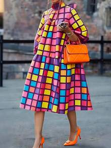 Vestido midi solto com estampa xadrez contrastante, gola alta retrô e mangas bufantes. Ideal para o dia a dia, deslocamentos e encontros na primavera e no outono. - Multicolorido - Ver 4