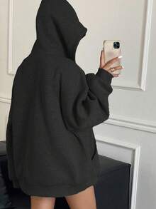 一件少女休闲连帽外套，百搭实用，保暖内衬，适合秋冬季穿着。