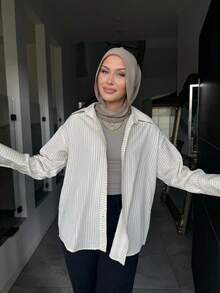 Camicetta da ufficio asimmetrica/asimmetrica con bottoni frontali in colore unito - Bianco e nero - Visualizzare 3