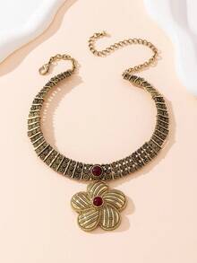 Naszyjnik z rubinowym motywem kwiatowym w stylu vintage – rzeźbiony naszyjnik w stylu europejskim i amerykańskim z kwiatowym motywem – wisior w stylu retro z kwiatowym motywem – odpowiedni na imprezy w stylu vintage: jarmarki vintage, festiwale ludowe. Rzeźbiony naszyjnik w stylu vintage i kwiatowy wzór idealnie pasują do atmosfery retro. Świetnie komponuje się z długimi sukienkami w stylu boho lub strojami, podkreślając silny klimat vintage.