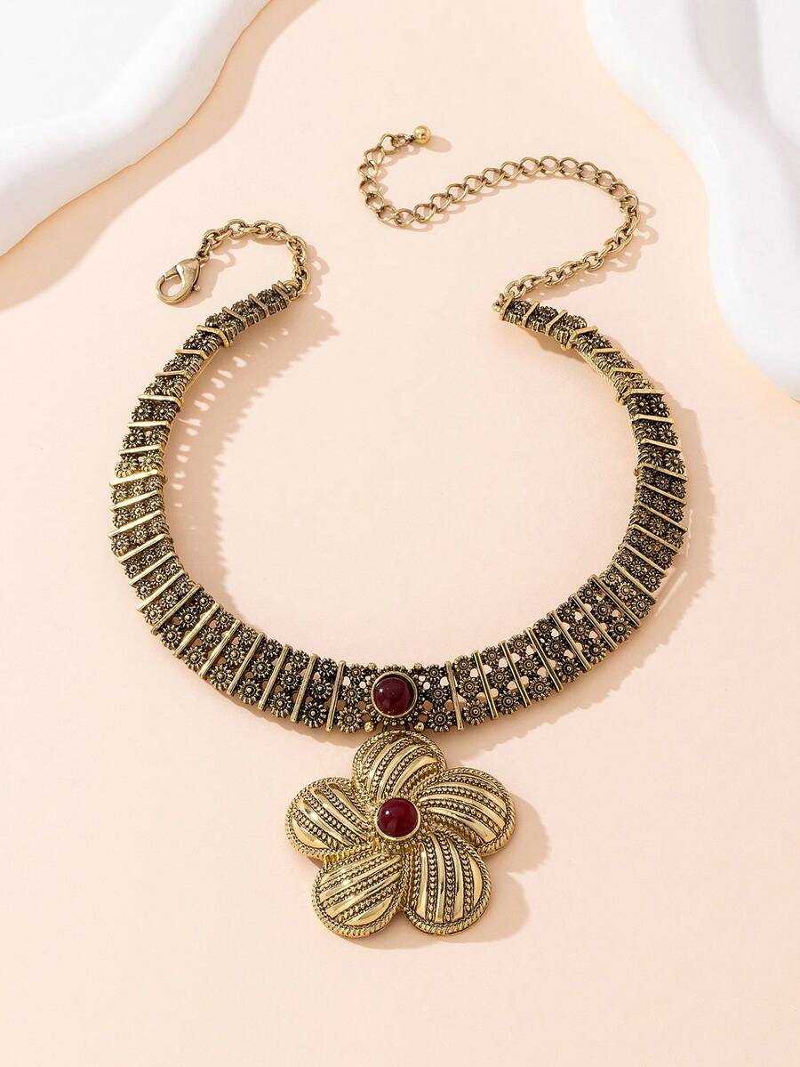 Naszyjnik z rubinowym motywem kwiatowym w stylu vintage – rzeźbiony naszyjnik w stylu europejskim i amerykańskim z kwiatowym motywem – wisior w stylu retro z kwiatowym motywem – odpowiedni na imprezy w stylu vintage: jarmarki vintage, festiwale ludowe. Rzeźbiony naszyjnik w stylu vintage i kwiatowy wzór idealnie pasują do atmosfery retro. Świetnie komponuje się z długimi sukienkami w stylu boho lub strojami, podkreślając silny klimat vintage.