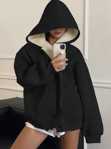 一件少女休闲连帽外套，百搭实用，保暖内衬，适合秋冬季穿着。