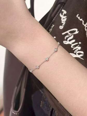 1条S925纯银VVS1净度3.0毫米圆形莫桑石手链，适合订婚、承诺、婚礼、周年纪念日、生日、情人节、母亲节、圣诞节、新年等各种场合。