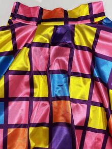 Vestido midi solto com estampa xadrez contrastante, gola alta retrô e mangas bufantes. Ideal para o dia a dia, deslocamentos e encontros na primavera e no outono. - Multicolorido - Ver 7