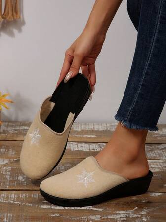 Nya aprikosfärgade, casual, broderade, fluffiga slip-on-tofflor för kvinnor med kilklack, lämpliga för inomhus- och utomhusbruk