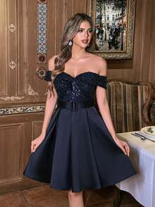 Robe mi-longue vintage à épaules dénudées en satin pailleté, avec un buste ajusté, une ceinture à la taille et une jupe mi-longue évasée - idéale pour les soirées formelles, les mariages, les cocktails et les rassemblements officiels - Bleu marine - Voir 3