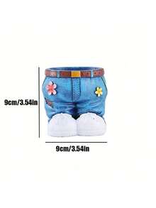 这款创意牛仔风多肉植物盆栽套装包含1个树脂花盆，造型别致，细节精致，以牛仔裤和牛仔帽为灵感。它适用于室内外园艺、家居装饰，也是送给植物爱好者的独特礼物。同时，它也是一款非常漂亮的多肉植物盆栽装饰品。