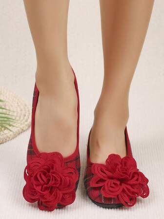 In 2026, A Fashionable Wedge-Heeled Women's Shoe For Cross-Border Trade. It Has A Sweet And Elegant Style. The Upper Part Is Made Of Red And Black Checkered Material, And The Front Of The Shoe Is Decorated With Red Three-Dimensional Flowers. The Design Has A Feminine Touch. It Is Suitable For Wearing In Daily Shopping, Dating, Chinese-Style Activities, Etc. It Can Show A Gentle Temperament When Paired With Dresses Or Pants.