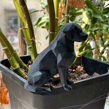 这款拉布拉多幼犬雕像非常适合爱狗人士。它采用可爱的坐姿，耳朵耷拉着，尾巴短短的。这款雕像适合摆放在办公桌、玄关桌上，也可以作为乔迁礼物、草坪装饰、阳台花盆摆件和户外圣诞装饰。此外，它也是圣诞节、万圣节、新年和儿童节的绝佳礼物。 - 黑色 - 查看 2