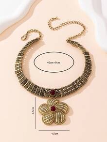 Naszyjnik z rubinowym motywem kwiatowym w stylu vintage – rzeźbiony naszyjnik w stylu europejskim i amerykańskim z kwiatowym motywem – wisior w stylu retro z kwiatowym motywem – odpowiedni na imprezy w stylu vintage: jarmarki vintage, festiwale ludowe. Rzeźbiony naszyjnik w stylu vintage i kwiatowy wzór idealnie pasują do atmosfery retro. Świetnie komponuje się z długimi sukienkami w stylu boho lub strojami, podkreślając silny klimat vintage.