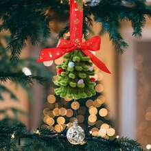 Mini árbol de Navidad de tela, bola de peluche pequeña y lazo de cinta roja. Ideal para decorar el escritorio, fiestas en casa o cualquier ocasión navideña. - Verde - Ver 4