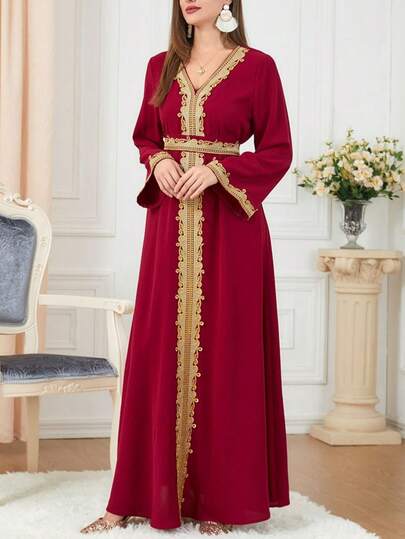 Đầm dạ hội trang trọng, thanh lịch, kín đáo dành cho nữ, có thắt lưng thêu, phối ren, thích hợp cho đám cưới mùa xuân.