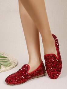 2026 Zapatos planos brillantes de moda para mujer para comercio transfronterizo. La parte superior está cubierta de lentejuelas rojas que brillan intensamente bajo la luz, con un diseño simple y elegante. Adecuado para usar en fiestas, celebraciones y otras ocasiones donde necesite agregar un toque de glamour, puede mejorar la sensación general de moda y ambiente del atuendo. - Rojo - Ver 3