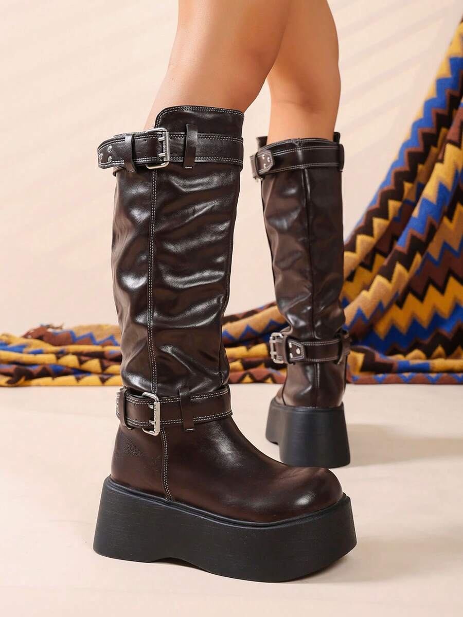 Giày bốt cao đến đầu gối phong cách Punk Thu/Đông dành cho nữ, màu cà phê, kiểu dáng slip-on với khóa kim loại, bốt xếp ly phong cách Gothic retro, kiểu dáng đa năng châu Âu và Mỹ, gót chunky, mũi tròn thoải mái, bốt cao đến đầu gối kiểu cưỡi ngựa. - Cà phê nâu - Xem 1