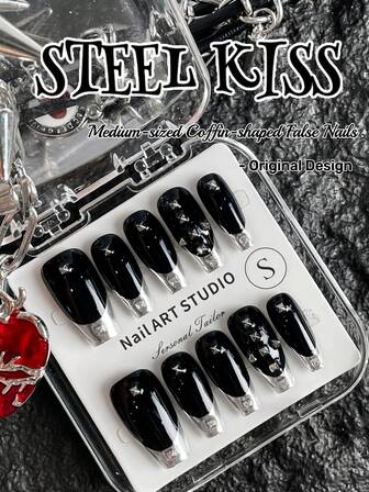 Original design, handgjorda, 10 stycken press-on naglar i punkstil, svarta naglar, medellånga kistformade, silver- och guldfärgade French Tips-naglar, mörk stil, perfekt kombinerade med nitelement. Perfekt visas på fingertopparna, förstärker personlig charm. Het tjej, emotionell rock, cyberpunk lösnagelset. Lämplig för kvinnor och tjejer att bära i vardagslivet och festivalfester, press-on nagelkonst-set, dekorativt och moderiktigt.