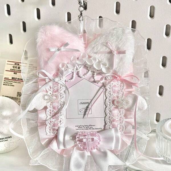 1 Stück süßer Spitzen-Fotokartenhalter, handgefertigtes DIY-Fertigprodukt zum Aufbewahren kleiner Karten, Cartoon-Anime-Spielfigur-Cosplay-ACG-Idol-Fan-Accessoires, passend für 3-Zoll-Fotos, dekoriert mit Plüschkatzenohren, Schleife und transparenter Tasche