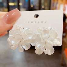 1 par de Brincos de Botão Branco 3D com Pétalas Grandes, Desenho Assimétrico de Flor, Adequado para Casamentos, Vestidos de Festa e Uso Diário no Dia dos Namorados