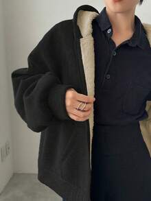 一件少女休闲连帽外套，百搭实用，保暖内衬，适合秋冬季穿着。