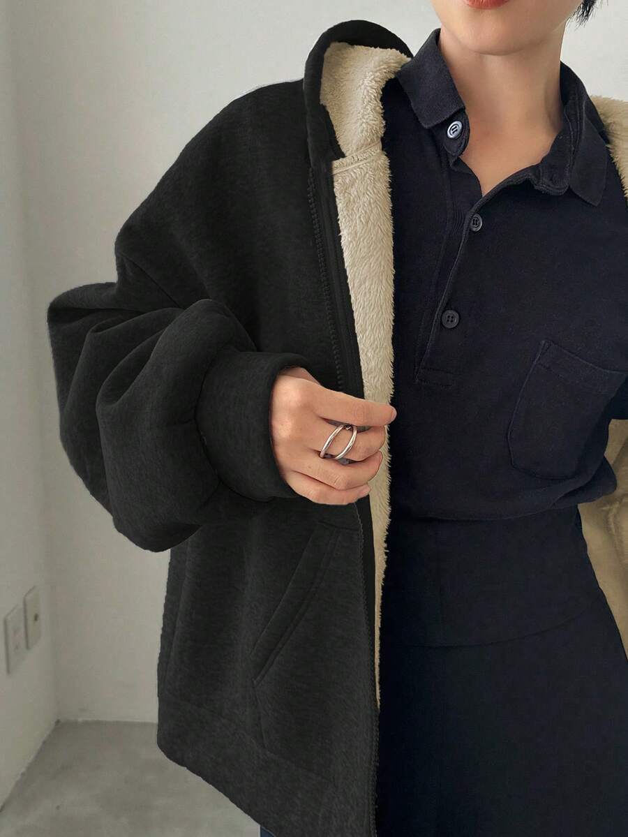 一件少女休闲连帽外套，百搭实用，保暖内衬，适合秋冬季穿着。