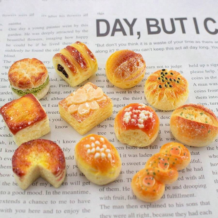 11个迷你奶酪面包，迷你奶酪面包系列玩具食品，逼真面包，过家家玩具，新款逼真烘焙面包系列玩具食品，DIY奶油树脂配件头饰吊坠手机壳冰箱贴