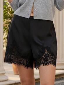 Pantalones cortos de satén y seda para mujer, con ribete de encaje y retazos, minimicroshorts, cintura elástica sedosa, tiro alto, estilo coqueto, estilo Y2k, pantalones cortos de salón de pierna ancha para verano, ropa de calle - Negro - Ver 3