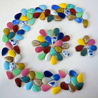 100g Partículas cerámicas en forma de gota de lágrima y pétalos pequeños en forma de gota de agua, se pueden ensamblar en formas de flores para hacer varios estilos de manualidades, adecuadas para la fabricación de joyas, decoración creativa DIY y materiales de manualidades, materiales de manualidades DIY