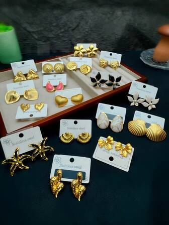 12 par eleganta örhängen i rostfritt stål med geometriska former som blommor, tårar, fjärilar och vingar. Dessa enkla och moderiktiga örhängen i rostfritt stål är lämpliga för kvinnor att bära i vardagen och är den bästa presenten till kvinnliga vänner.