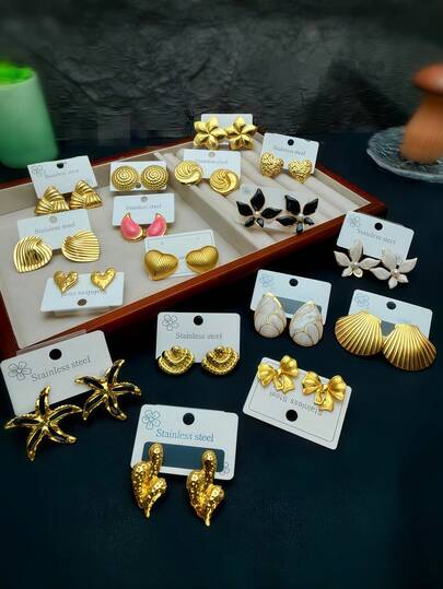 12 Paar elegante Edelstahl-Gussgeometrische Ohrringe, inklusive Blumen-, Tropfen-, Schmetterlings- und Flügeldesigns. Diese minimalistischen, modischen Edelstahl-Ohrringe sind für den täglichen Gebrauch von Frauen geeignet und machen tolle Geschenke für weibliche Freunde.