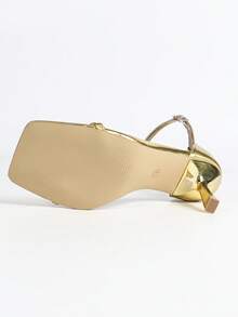 Damen modische elegante Sandalen mit goldfarbigem PU-Riemen, quadratischer Zehenpartie, Knöchelriemen und Stilettoabsatz. Charmante, luxuriöse, metallisch glänzende High Heels für Partys, Hochzeiten und Outdoor-Events, Kittenheel - Gold - Übersicht 10