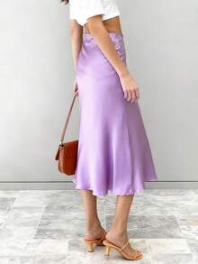 Falda de moda con textura satinada de inspiración europea y americana. Falda midi lisa con efecto drapeado brillante. Falda de seda para mujer. Novedades primavera/verano. Falda midi de verano de cintura alta para mujer. - Morado - Ver 2