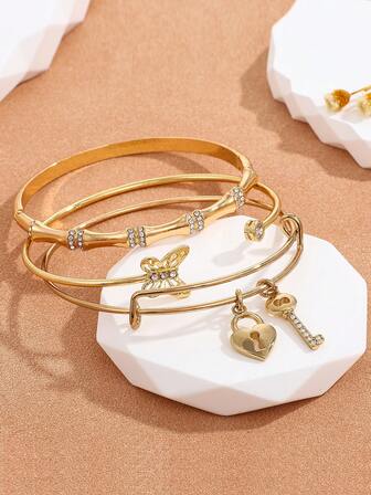 一套时尚优雅的镶钻手链，适合女性日常佩戴，可搭配任何场合，是任何服饰的完美配饰。