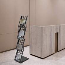 WUPYI Expositor plegable de 4 niveles para folletos, revistero de hierro, estantería de oficina, soporte para catálogos y literatura para oficinas y ferias comerciales, estantería escalonada, artículos para el hogar, decoración del hogar