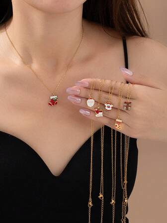 1件圣诞吊坠项链，饰有金色圣诞老人/驯鹿/圣诞袜细节，女士节日首饰，是节日礼物、圣诞派对和冬季场合的完美之选。