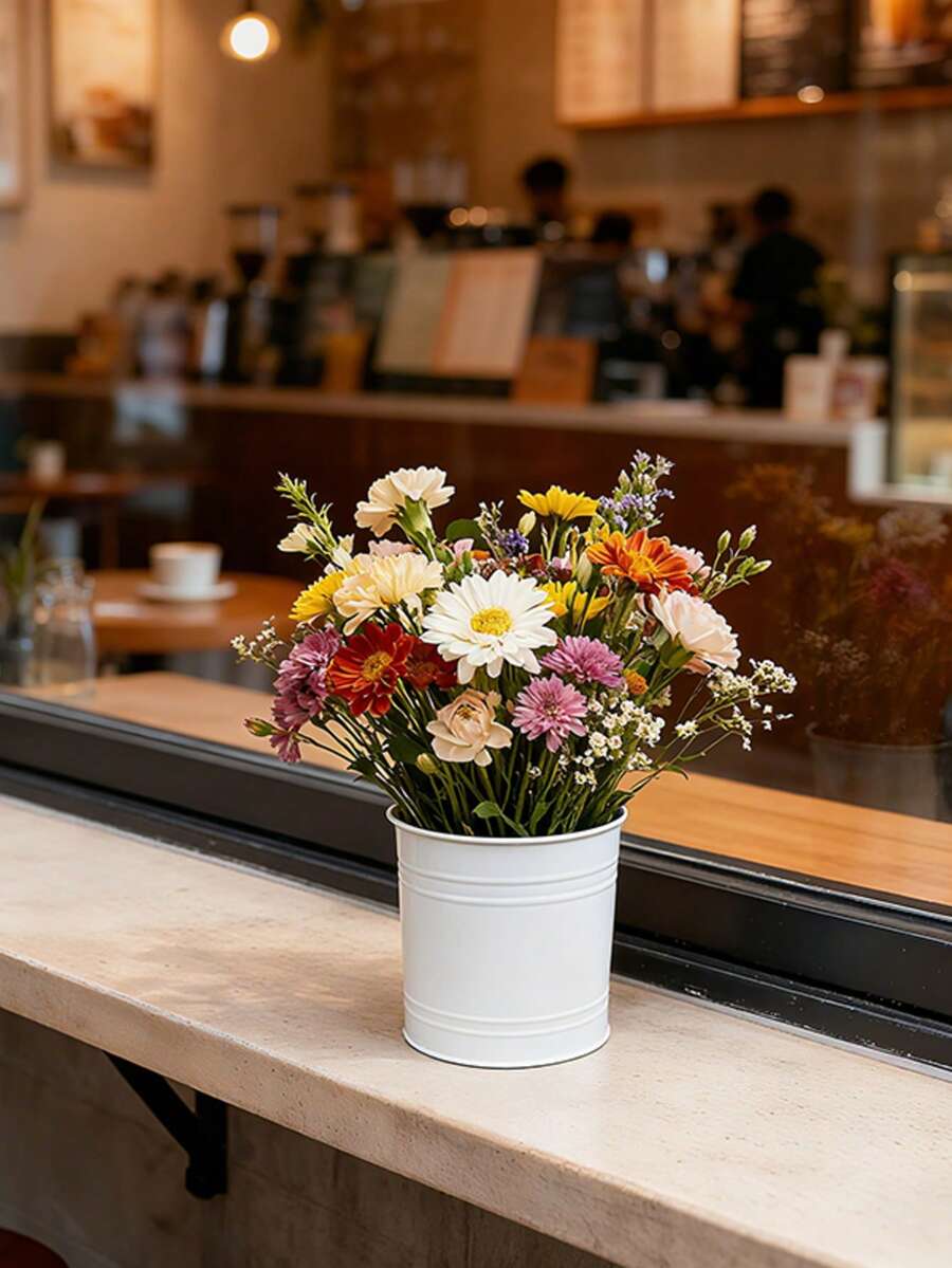 Vaso minimalista e elegante, campeão de , feito de metal de alta qualidade, com design externo branco. Versátil para decoração de casa, floriculturas e cafés, ideal para exibir flores e plantas.