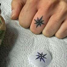 1张持久7-14天的草本临时纹身贴纸，万圣节四角星手部纹身图案，防水个性化酷炫纹身贴纸，男士适用