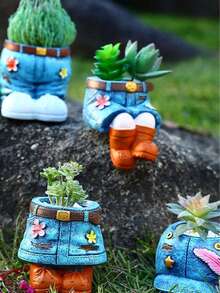 这款创意牛仔风多肉植物盆栽套装包含1个树脂花盆，造型别致，细节精致，以牛仔裤和牛仔帽为灵感。它适用于室内外园艺、家居装饰，也是送给植物爱好者的独特礼物。同时，它也是一款非常漂亮的多肉植物盆栽装饰品。