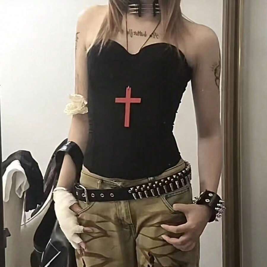 The European And American Retro Dark Style Wooden Cross Necklace Features A Classic Cross Shape With A Cool Feel, And The Long Design Is Perfect As A Sweater Chain. Light Luxury Texture Is Not A Choice For Matching, It Looks Good On Daily Hoodies And Holiday Outerwear, Making It A Versatile Item That Spicy Girls Must Bring When Going Out, Easily Filling The Dark And  Atmosphere. - 紅色 - 查看 1