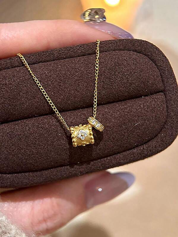 قلادة فضة إسترليني عيار 925 بتصميم أنيق بزهرة رباعية الأوراق من الزركونيا للنساء للاستخدام اليومي