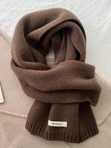 1条纯羊毛三角围巾，用途广泛，保暖性极佳，适合冬季佩戴，可作头饰或时尚多功能礼品。