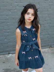 女童春夏牛仔蓝色翻领水洗连衣裙配腰带，搭配古铜色纽扣和蝴蝶印花，适合日常休闲穿着 - 藍色 - 查看 1
