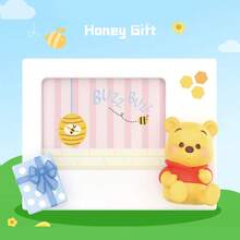 Miniso Kotak Foto Polaroid Seri Winnie The Pooh Disney, Desain Foto Instan Retro yang Lucu, Alas Bingkai Foto Mini, Cocok untuk Dekorasi Meja Rumah dan Kantor, Hadiah Ulang Tahun dan Liburan (Dikirim Acak 1 buah) - MultiWarna - View 10