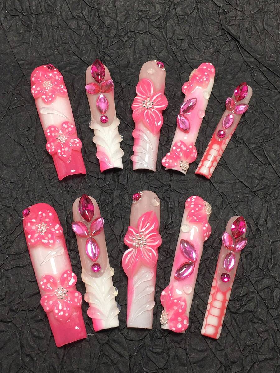 Um Conjunto de 10 Unhas Postiças em Formato de Caixão Artesanais: Esta é uma Coleção Estendida de Unhas Postiças com um Estilo de Luxo Doce de Tom Rosa. Unhas e Suprimentos de Unhas - Multicolorido - Visão 1