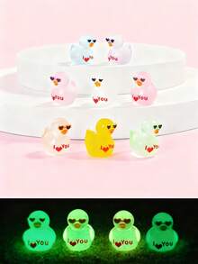 10/20个装夜光迷你树脂鸭摆件，黑暗中会发光的迷你鸭子，戴着心形太阳镜，上面写着“我爱你”，小动物摆件，完美的情人节礼物，适合DIY仙女花园、情人节装饰品、家庭办公桌摆件、感官游戏盒、收藏展示、汽车内饰配件、生日派对礼物。