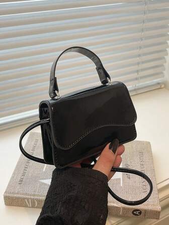 Modern minimalistisk mini-axelväska i glansigt lackerat läder i macaronfärg för kvinnor, avslappnad nischdesign med söt pendlarväska