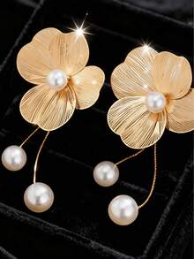 1PC 18K Gold-Plated Flower Tassel Drop Pearl Earrings, Ideal For Modern Women-From Office Ladies To Delicate Moms-Who Love Elegant Light Luxury. Delicate Floral Design With Genuine Pearls And Swaying Tassels. Hypoallergenic For Sensitive Ears, Comfortable All-Day Wear. Waterproof And Fade-Resistant, Perfect For Daily Use. Fits Parties, Weddings, Vacations-Easily Transitions From Day To Night. A Thoughtful Gift For Girlfriends, Mothers, Daughters On Birthdays/Anniversaries, Symbolizing Beauty And Grace.