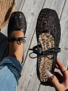 pequeña flor negra de cabeza cuadrada