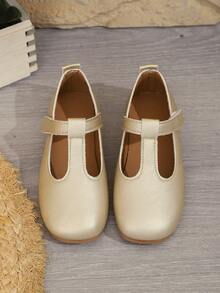 1双女童金色平底鞋，PU材质，魔术贴设计，可调节，圆头，TPR防滑鞋底，轻便舒适，纯色时尚芭蕾平底鞋，适合5-14岁小学生和初中生，适合校园及户外日常休闲穿着，四季皆宜。 - 金色 - 查看 3